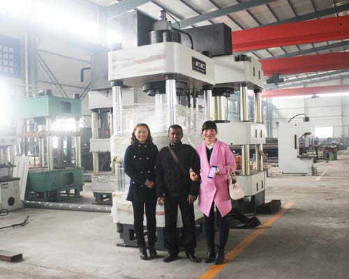 尼日利亚客户订购5台200吨三梁四柱液压机
